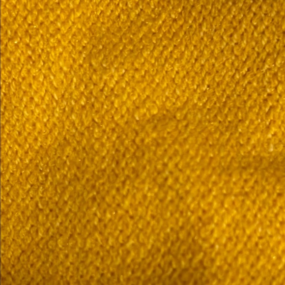 Tommy Hilfiger NWT Men's Dark Yellow V-Neck Sweater Size Medium Lightweight - Picture 2 of 13